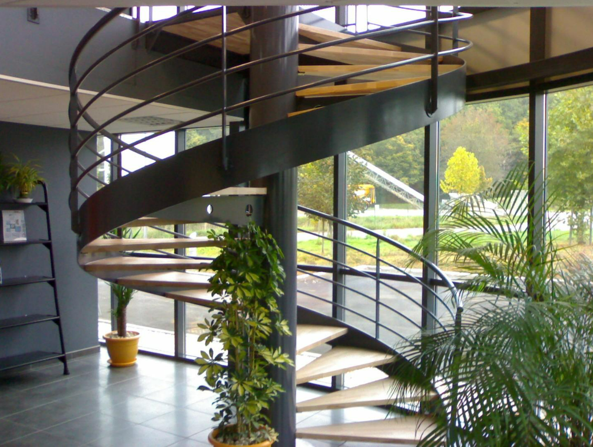Escalier en métal en colimaçon