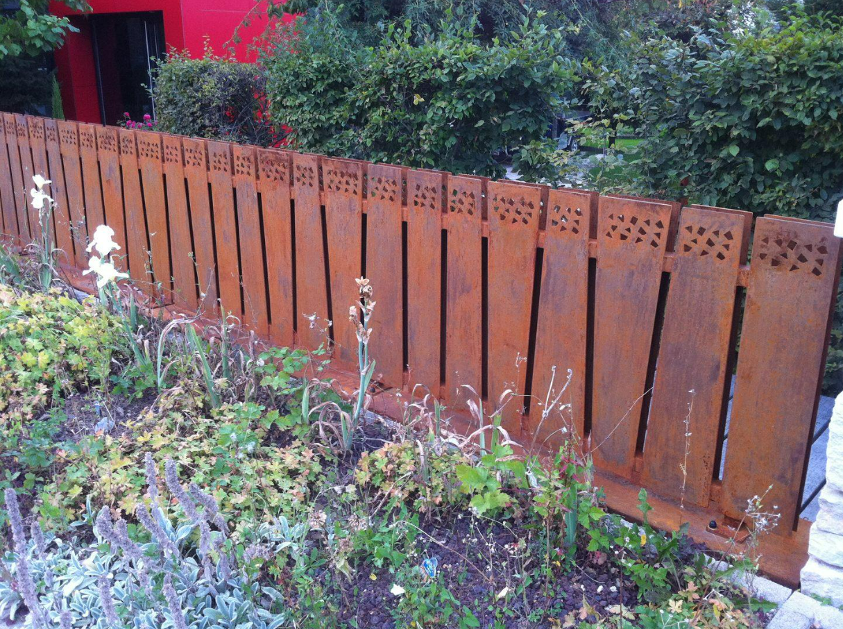 Barrière avec finitions rouillées