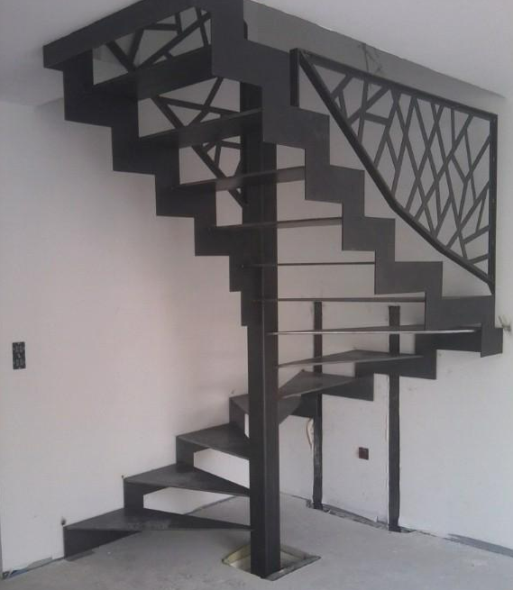 Escalier en métal avec garde-corps