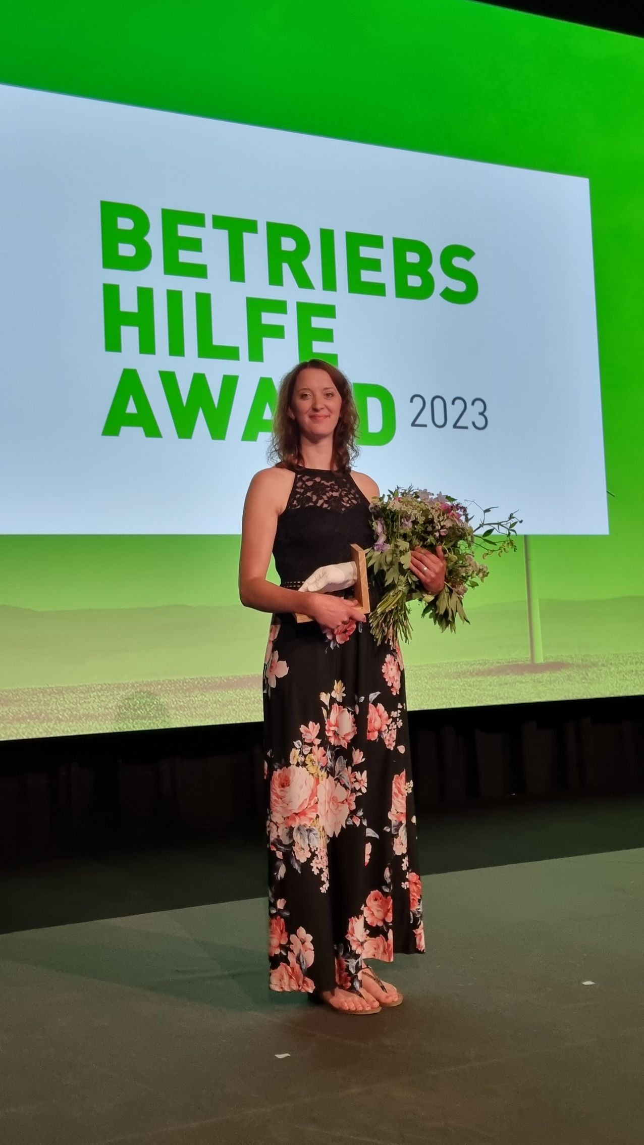 Familienservice Main-Tauber | Dame mit Blumenstrauß