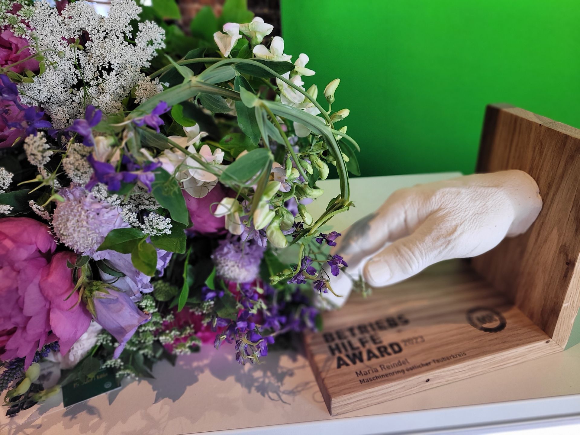 Familienservice Main-Tauber | Award mit Blumen