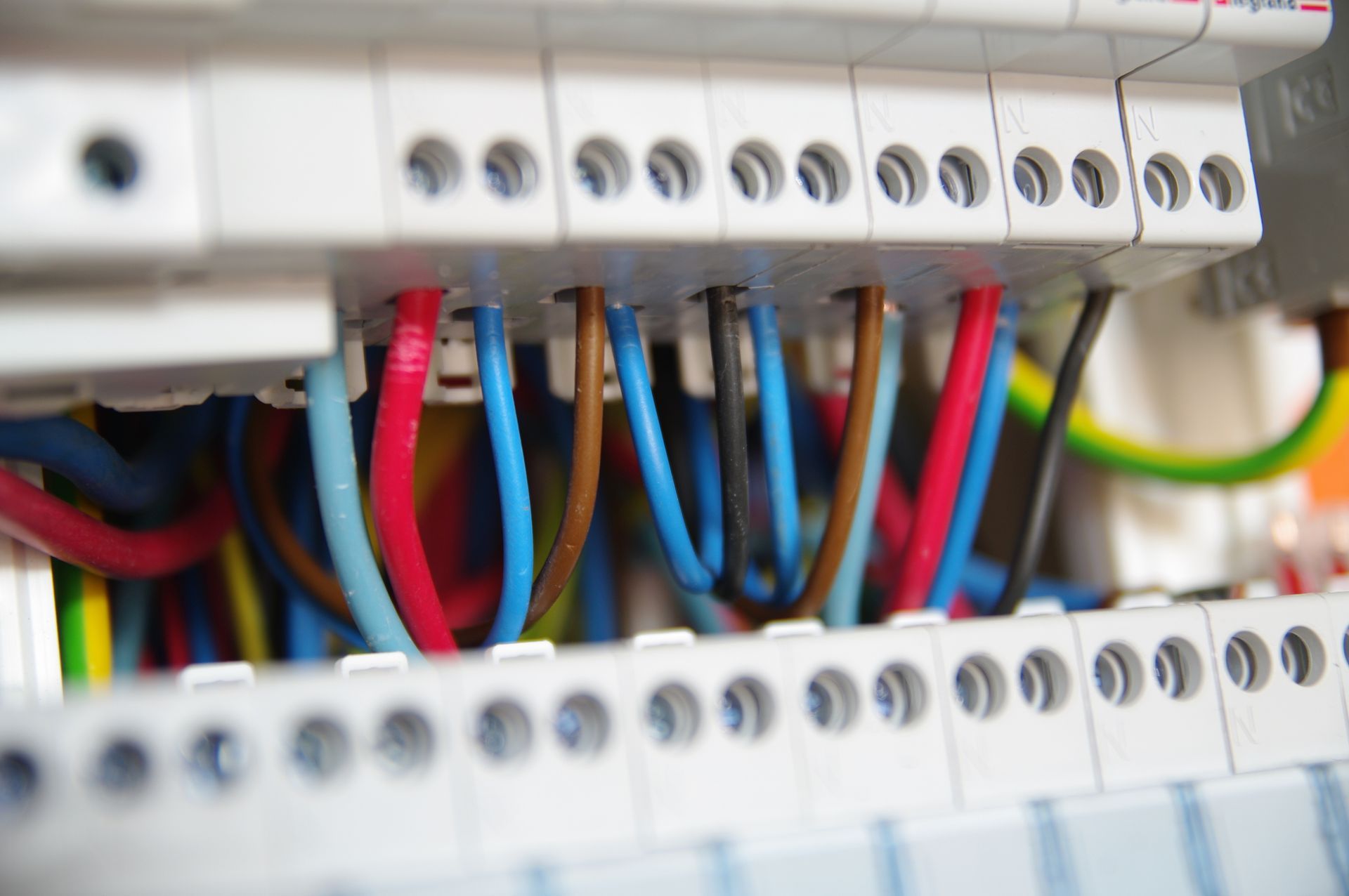 Gros plan sur des fils électriques colorés.