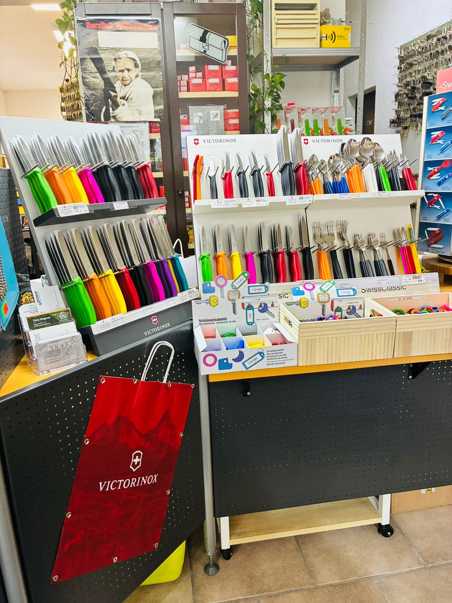 Schlüsselanhänger in verschiedenen Farben und Ausführungen auf Regalen ausgestellt.