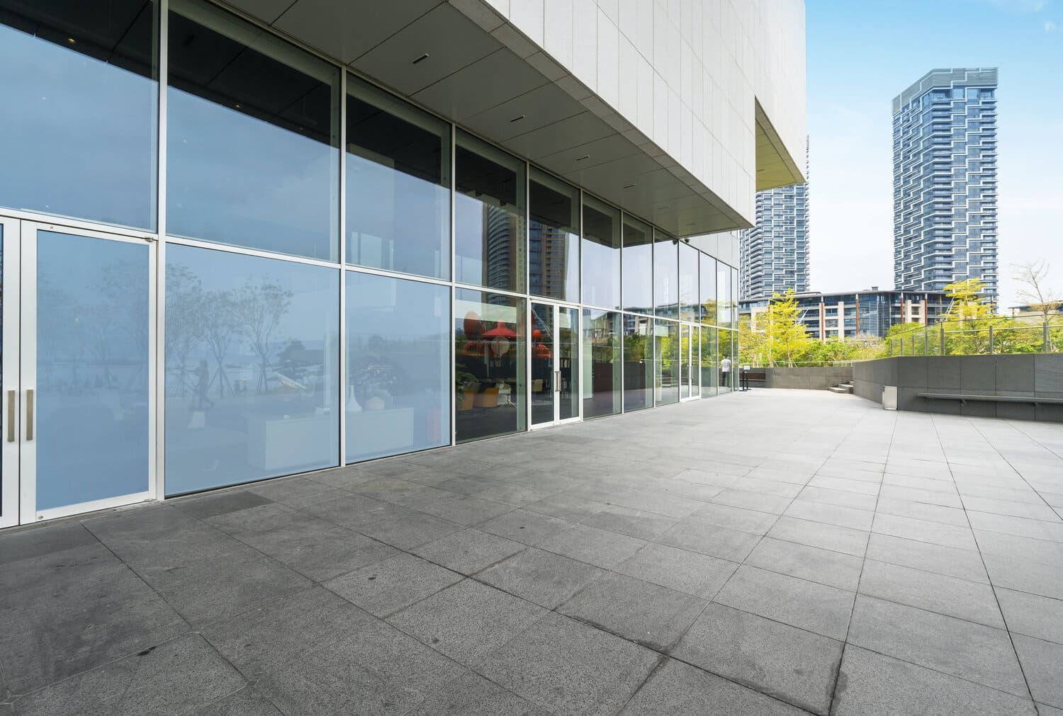 Un edificio grande con muchas ventanas y un patio en el frente.