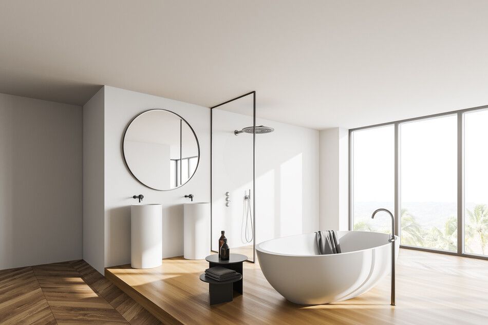 Un baño con bañera, lavabo y una gran ventana.