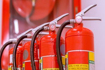 Mehrere aufgereihte Feuerlöscher