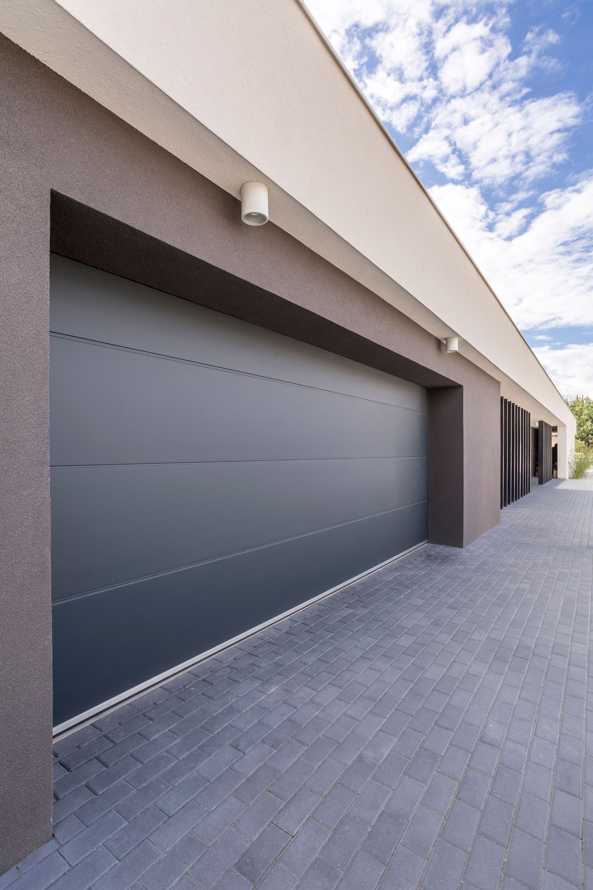 Porte de garage sectionnelle opaque noire en PVC