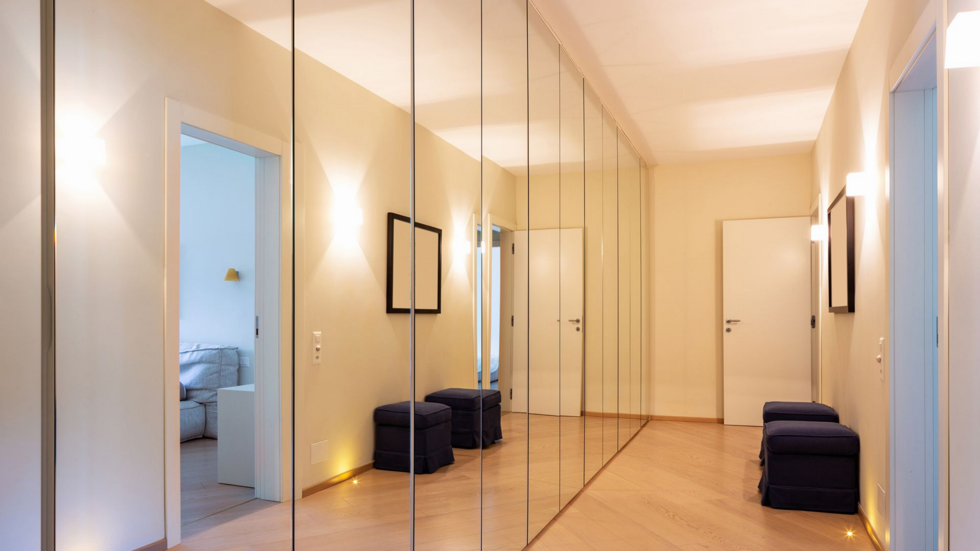 Portes de placard en miroir dans un couloir.