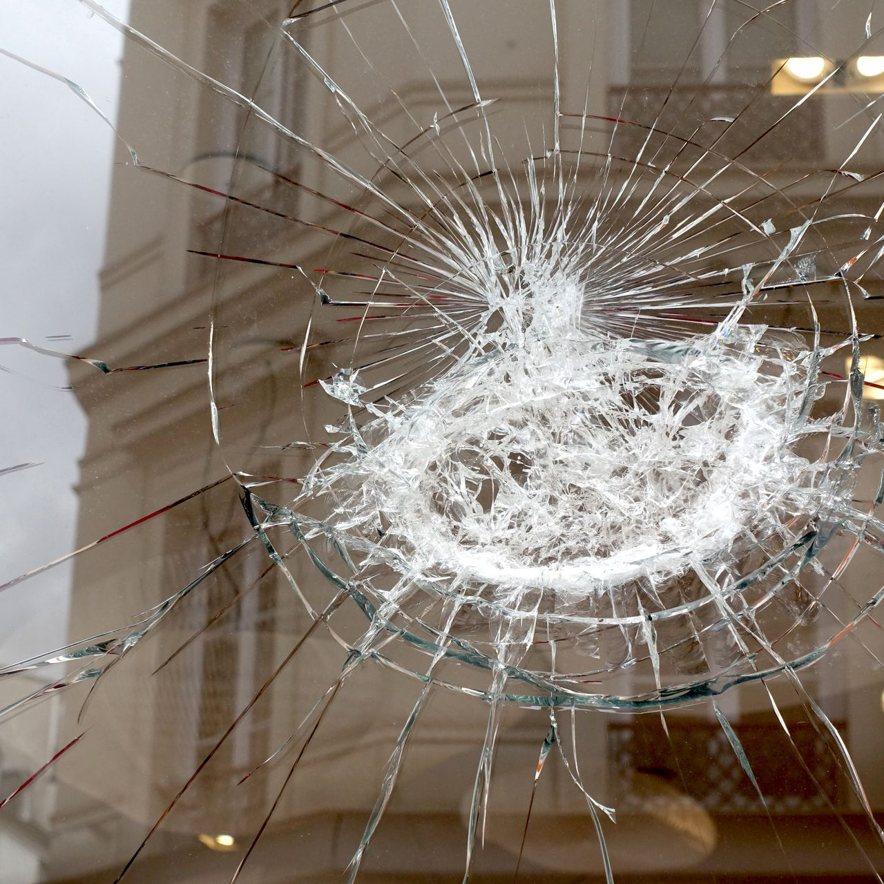Impact sur une vitrine de magasin.