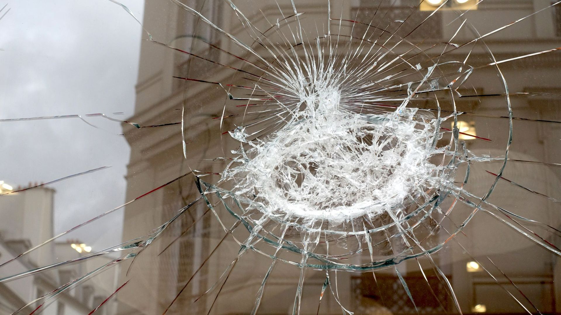 Un impact sur une vitrine de magasin.