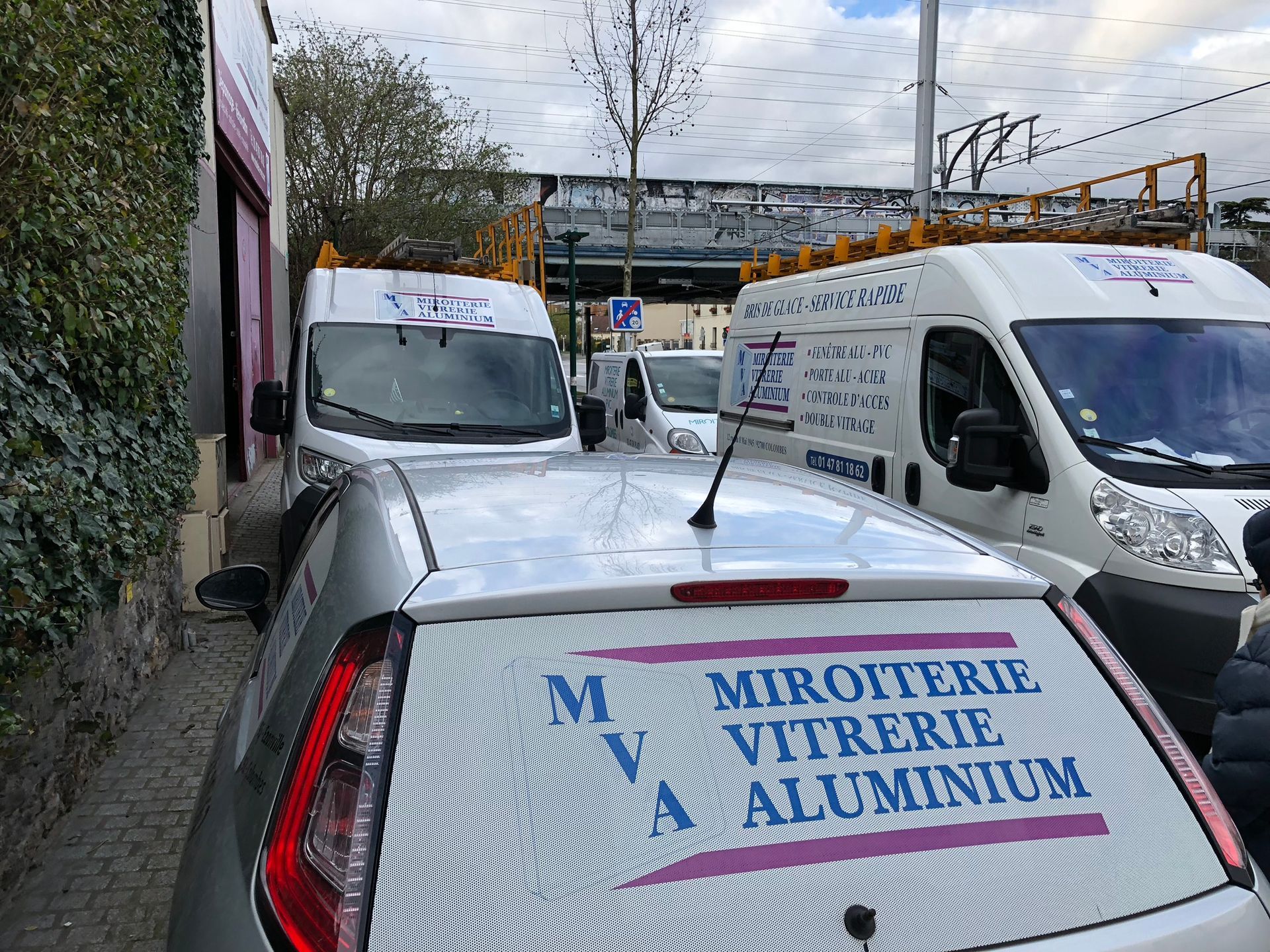 Les véhicules de l'entreprise Miroiterie MVA.