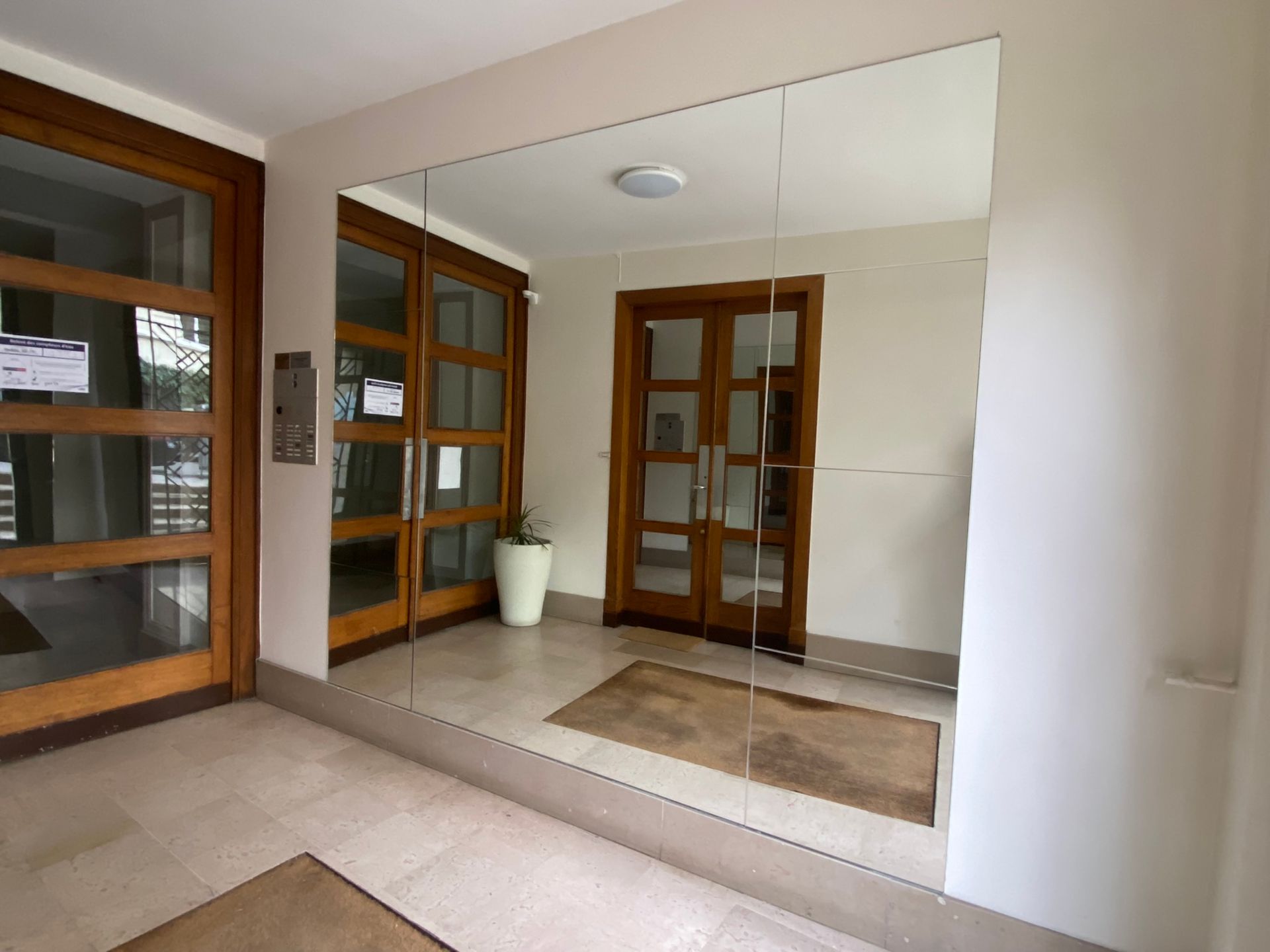 Miroir sur mesure dans un hall d'entrée.