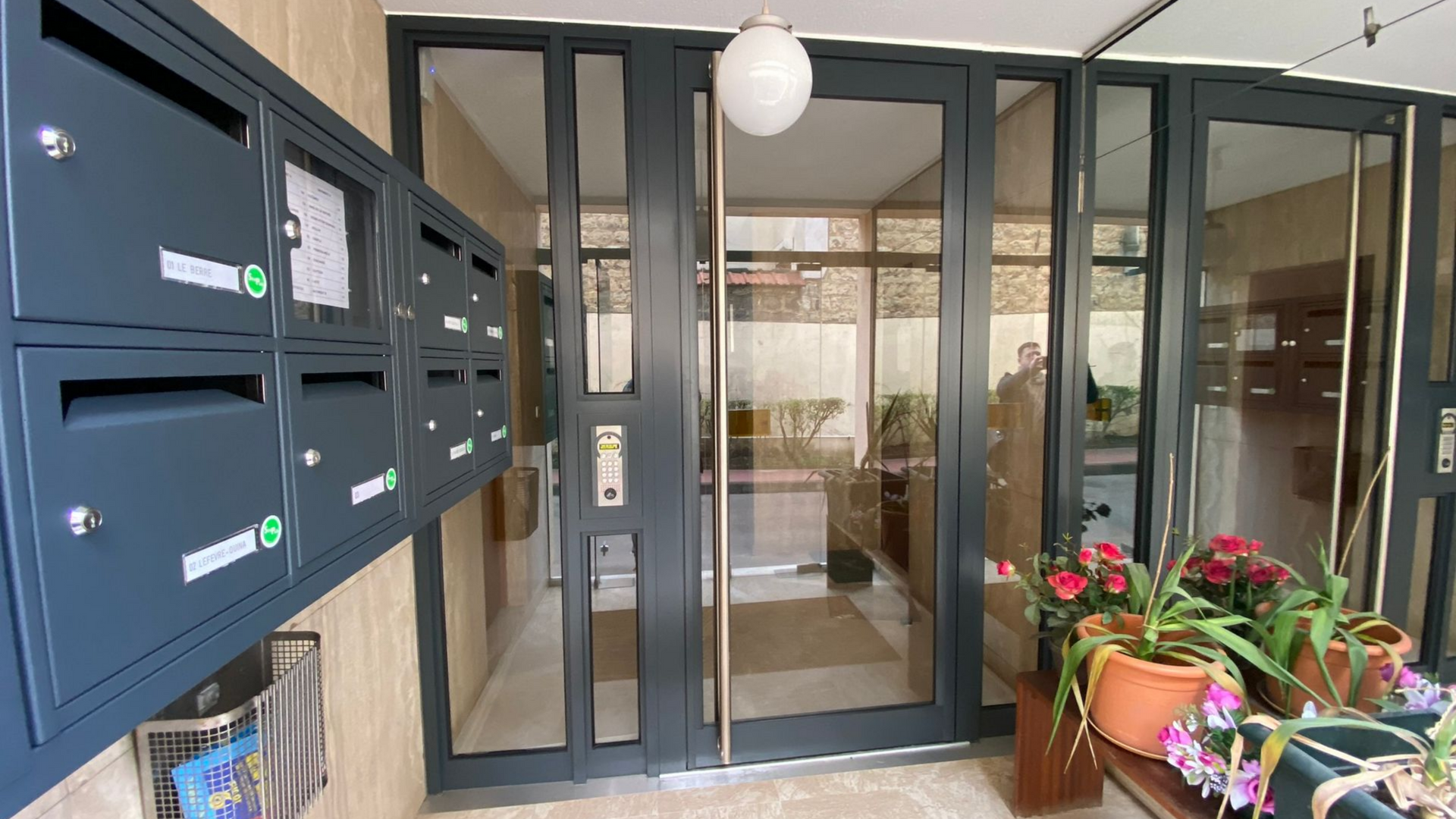 Porte d'entrée d'un hall d'immeuble.