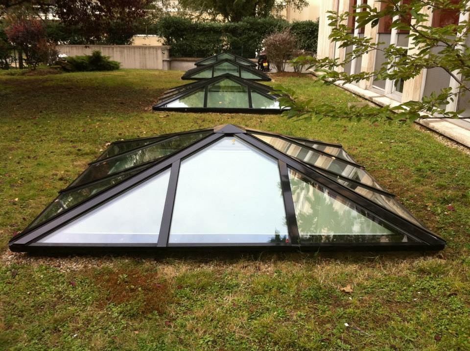 Verrières pyramidales en puit de lumière.