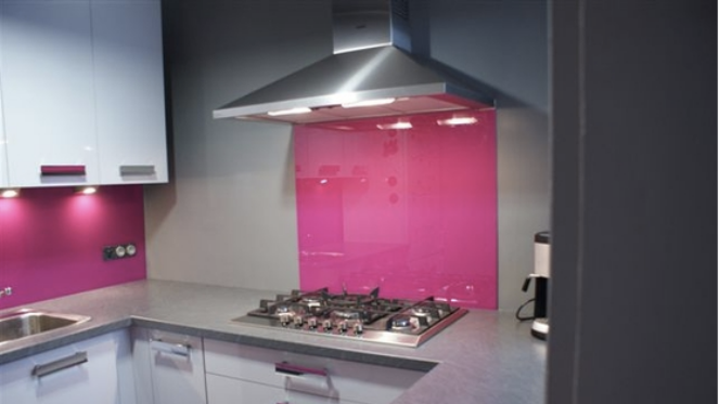 Crédence de cuisine en verre.