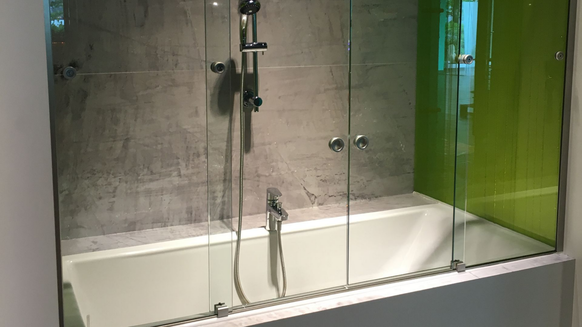 Pare-douche coulissant sur mesure.