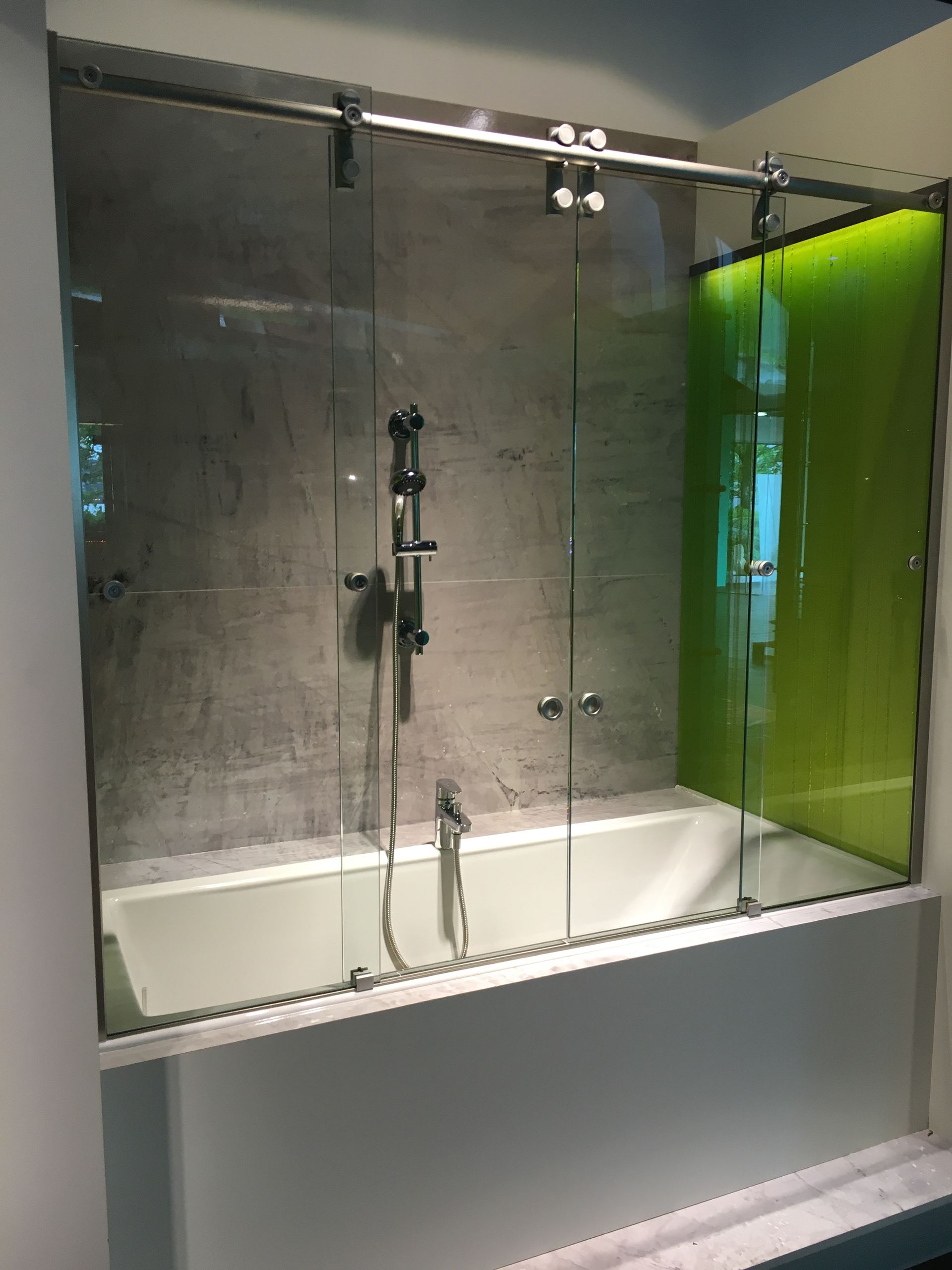 Pare-douche coulissant sur mesure.