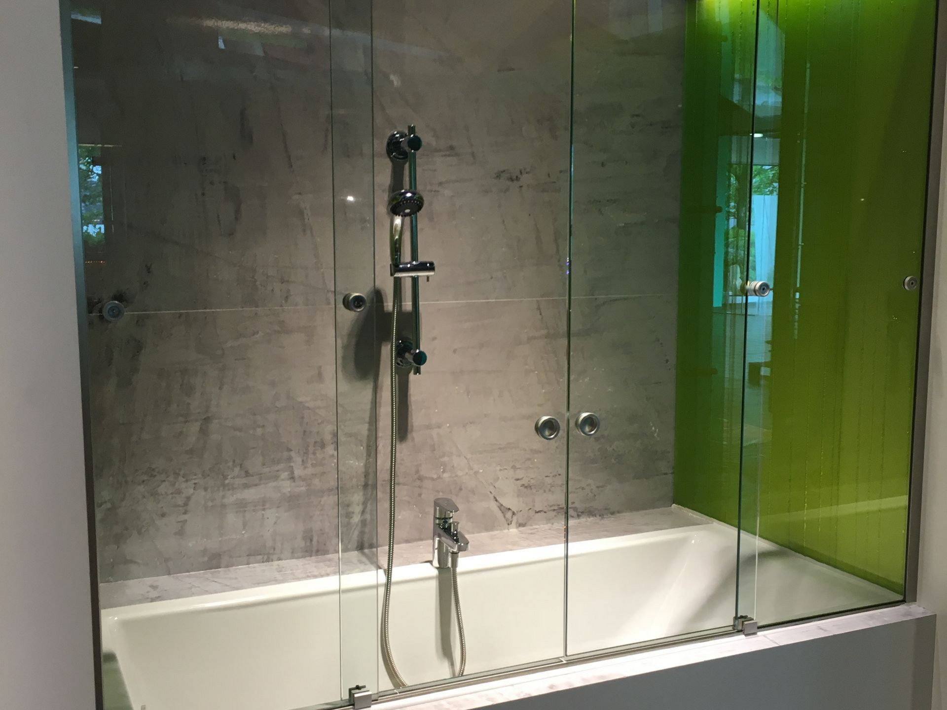 Pare-douche coulissant sur mesure.