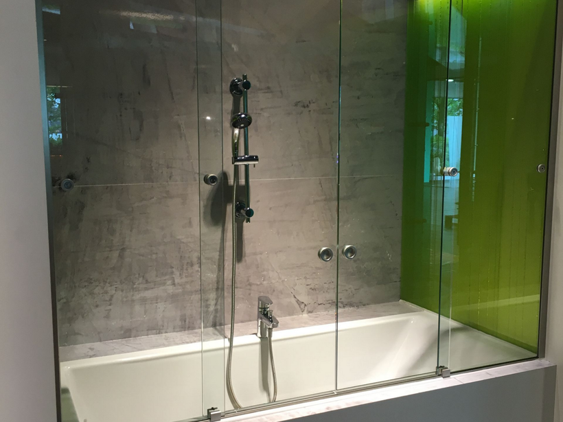Pare-douche coulissant sur mesure.