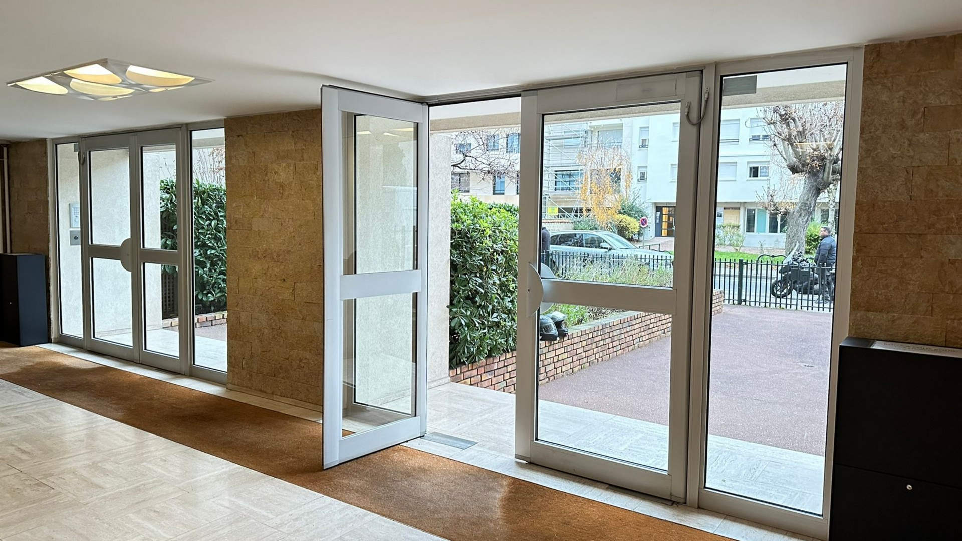 Porte de hall en aluminium, côté rue.