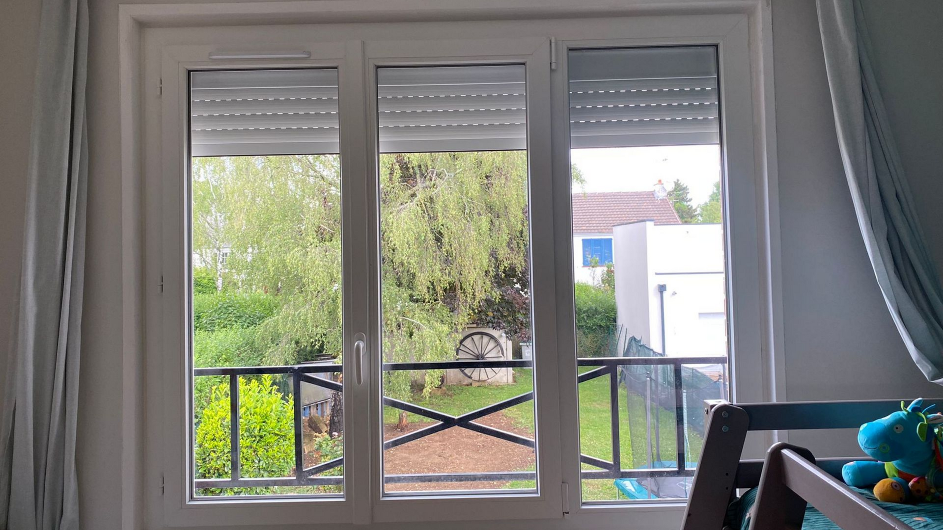 Fenêtre en PVC blanc.