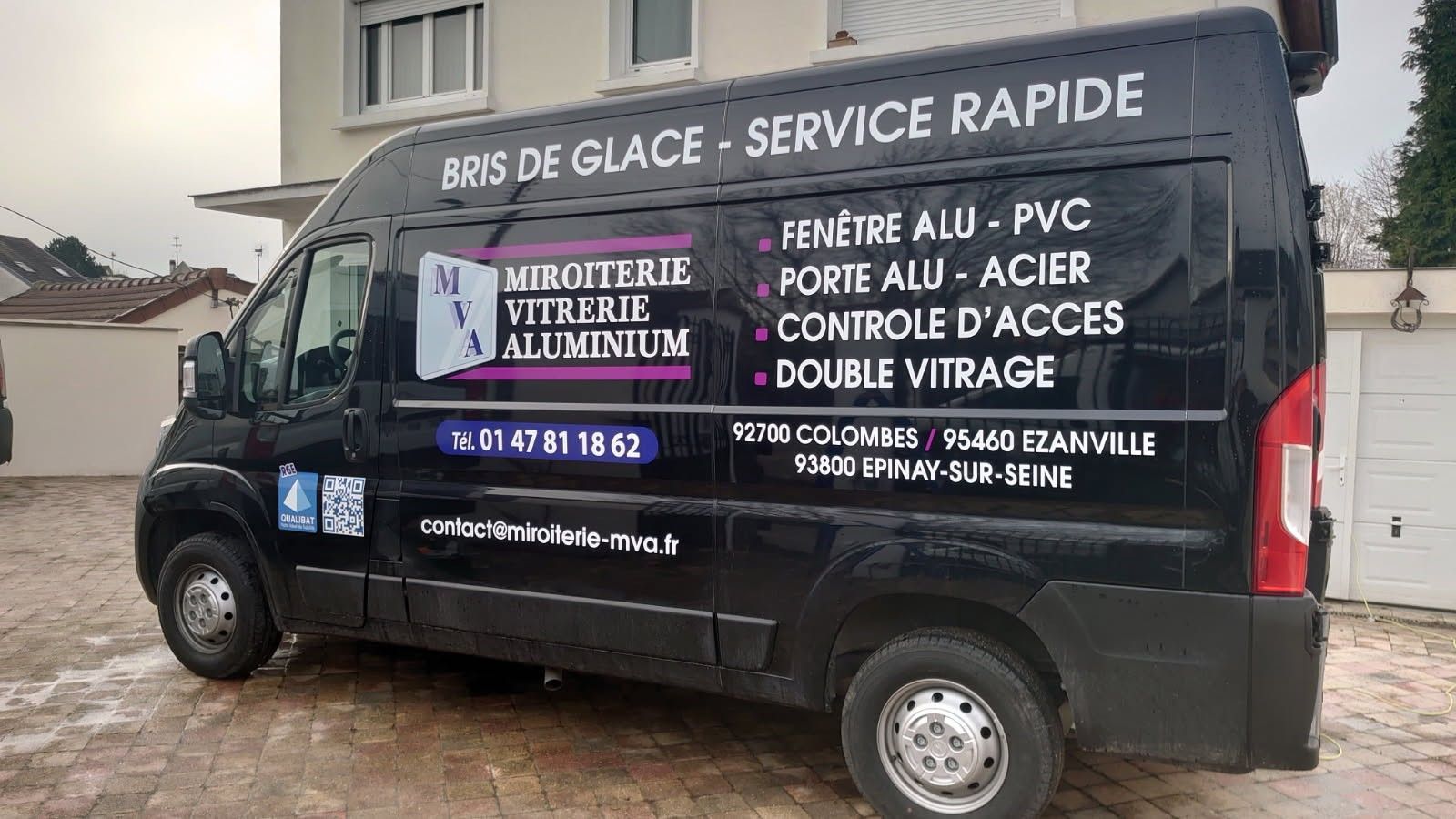 Camion de l'entreprise Miroiterie MVA.