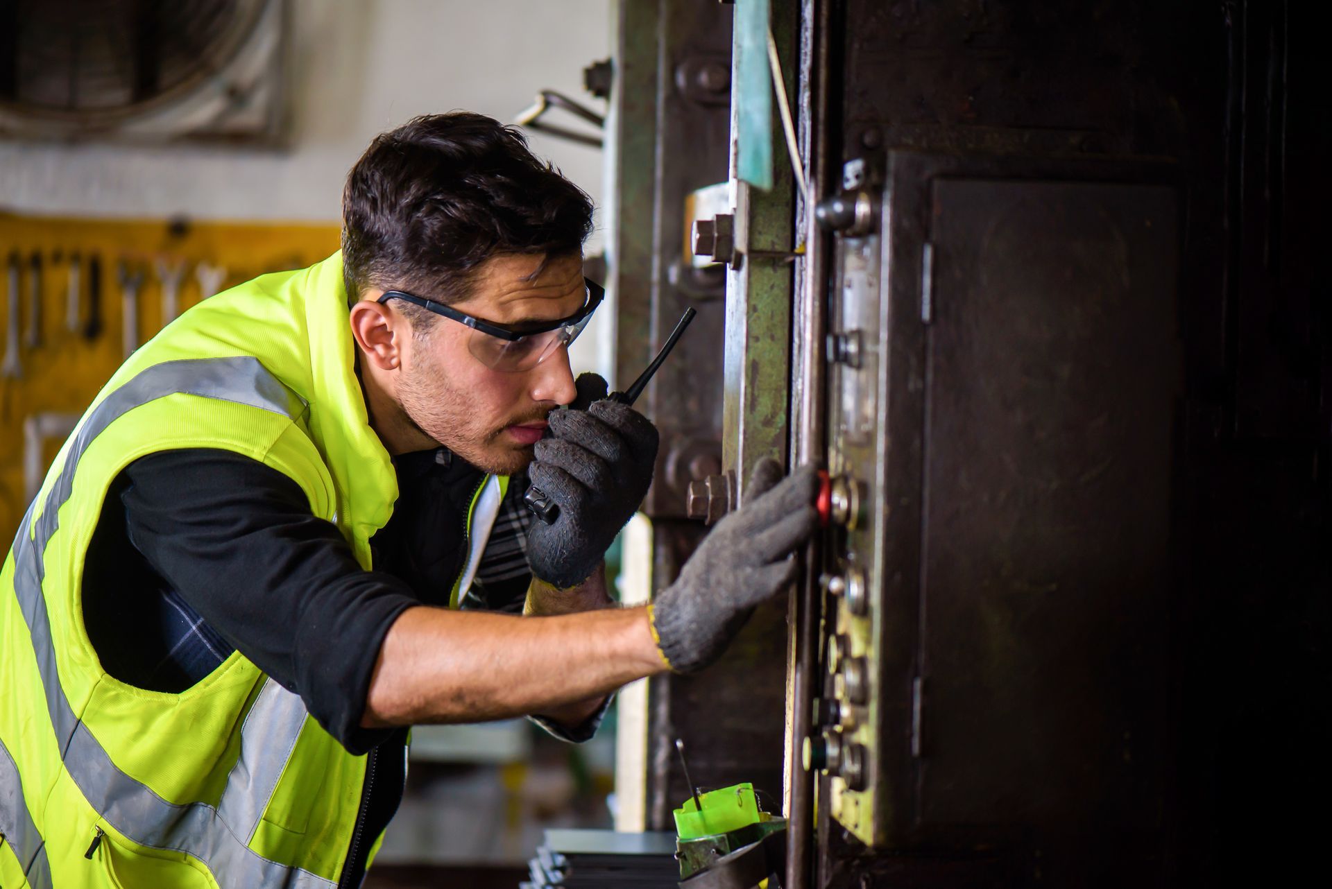 Homme avec radio de communication à la main réalisant une maintenance