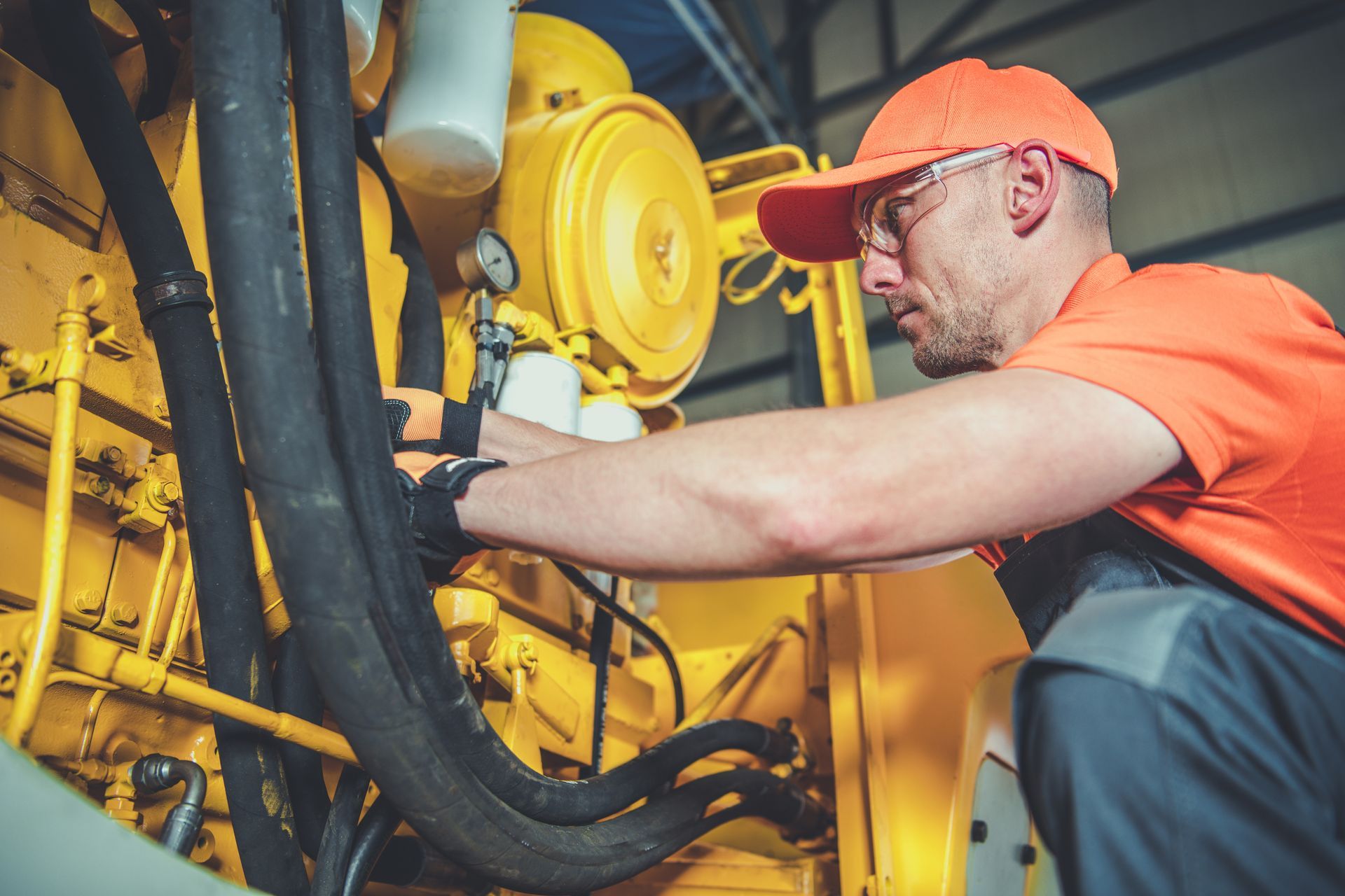 Technicien réparant un engin de chantier