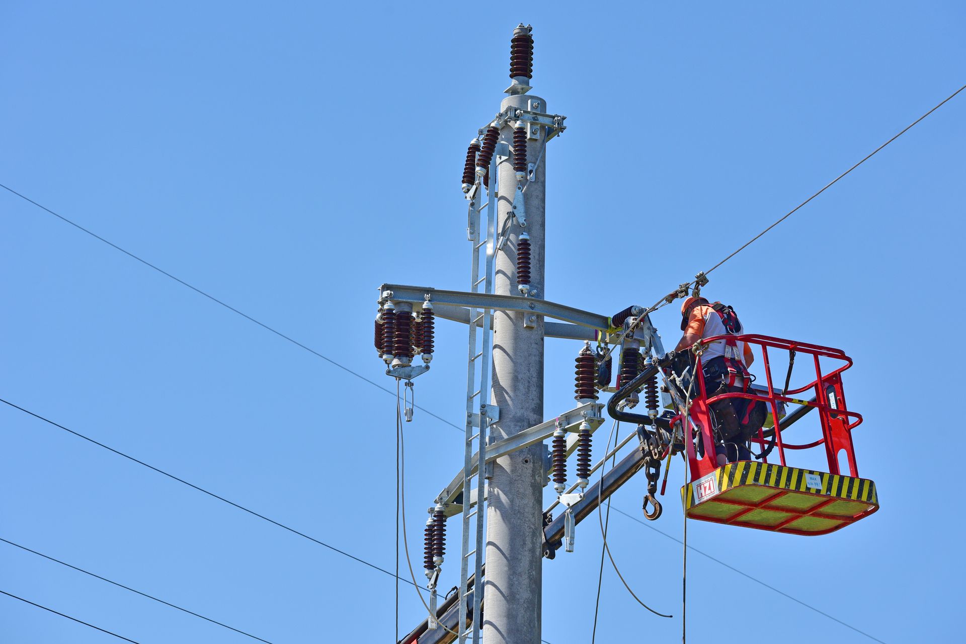 Technicien travaillant sur un poteau électrique