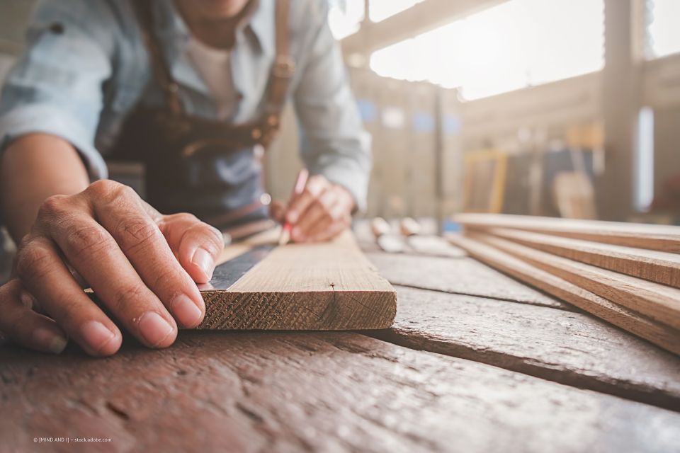 Mitarbeiter der Bescherer GmbH vermisst Holz