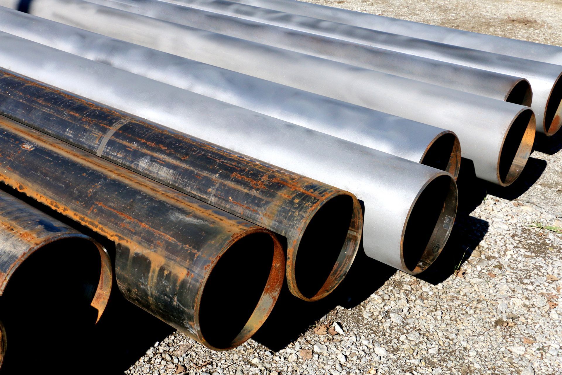 Des tubes en métal au sol avant et après traitement