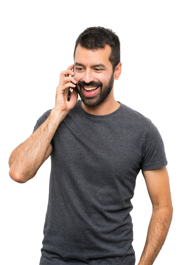 Un homme tenant son téléphone