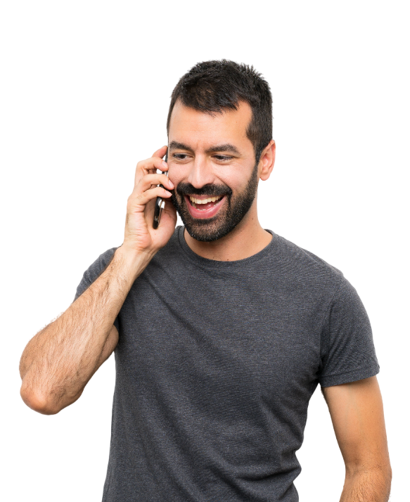 Un homme parlant au téléphone