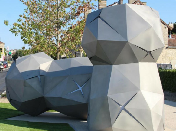 Une sculpture en métal