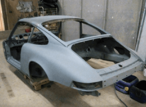 Une carrosserie après décapage