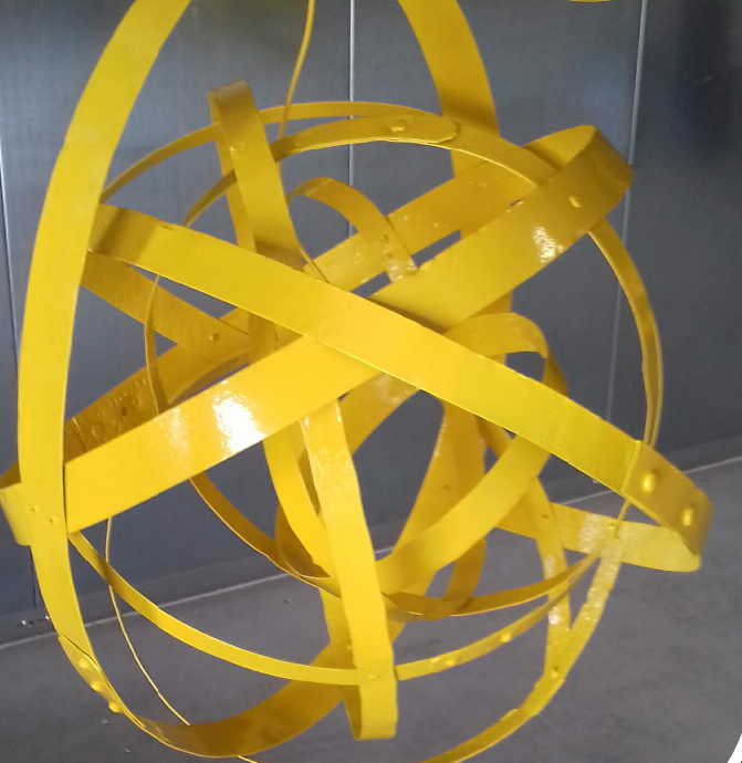 Pièce métallique décorative peinte en jaune