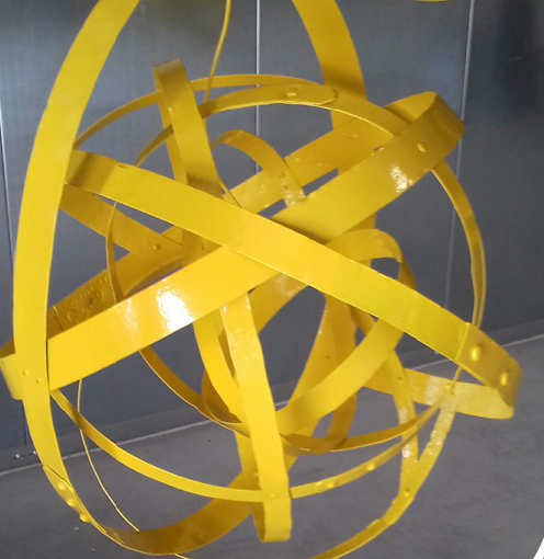 Pièce métallique décorative peinte en jaune