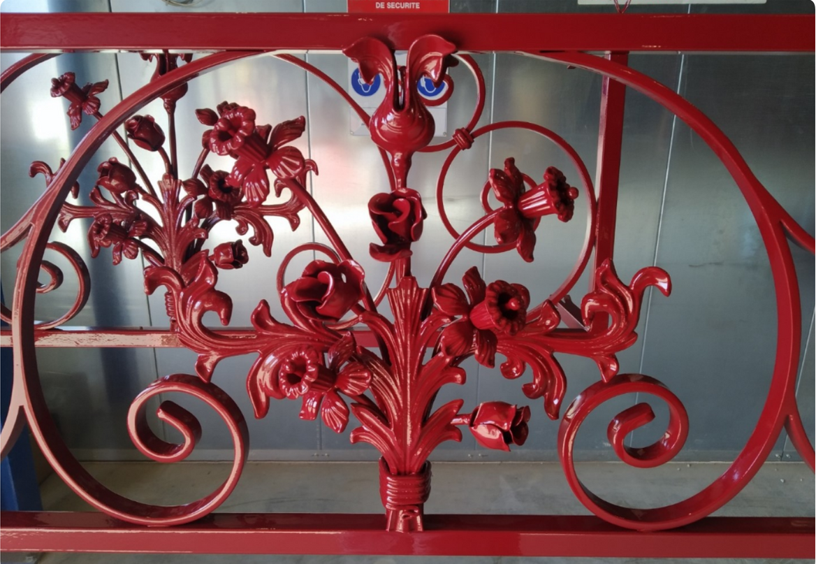 Un portail rouge