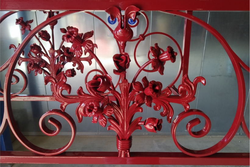 Portail peint en rouge