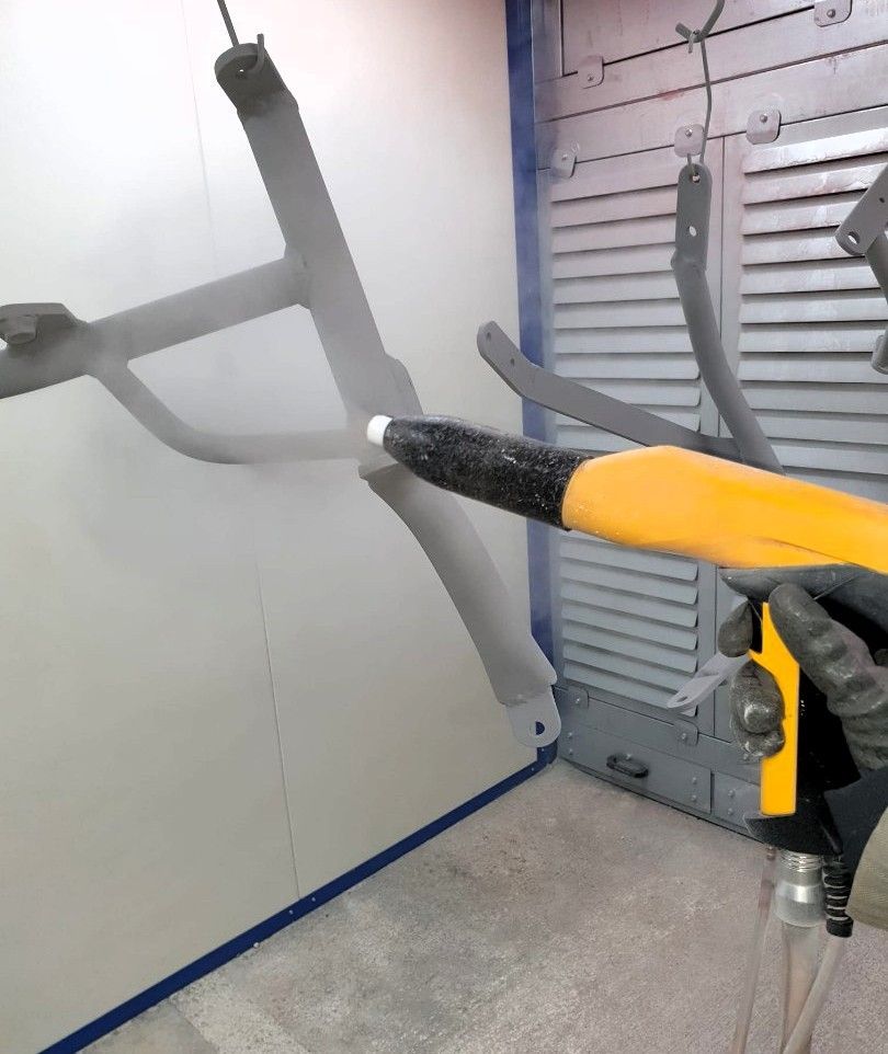Une pièce en cours de thermolaquage