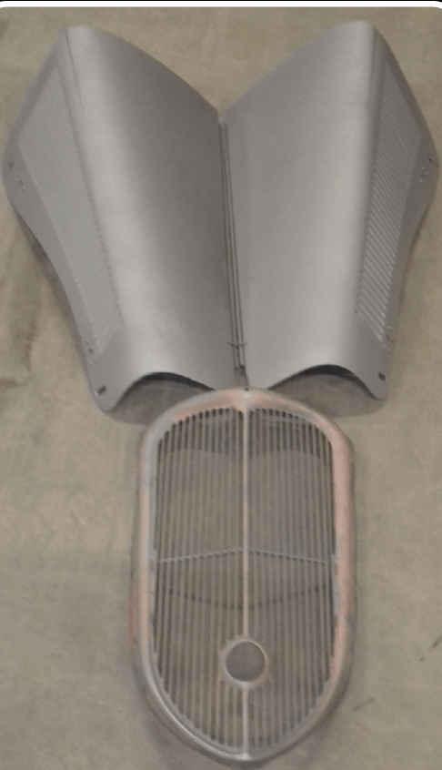 Une pièce de carrosserie après sablage
