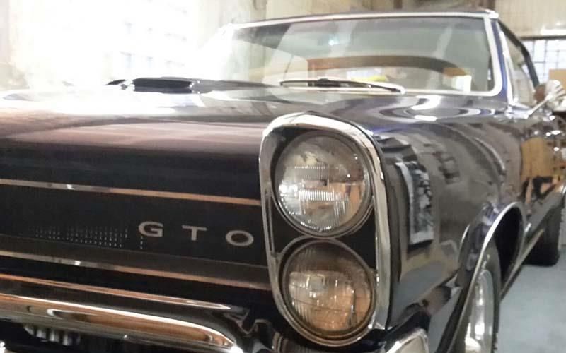 Ein schwarzes GTO-Auto ist in einer Garage geparkt.