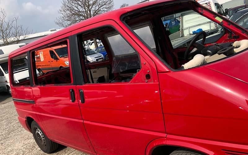 Ein roter Lieferwagen steht auf einem Parkplatz.