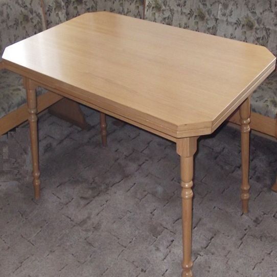 Tisch aus Holz von der Bau- und Möbeltischlerei Frank Zichner