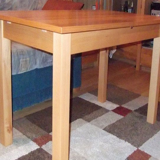 Tisch aus Holz von der Bau- und Möbeltischlerei Frank Zichner