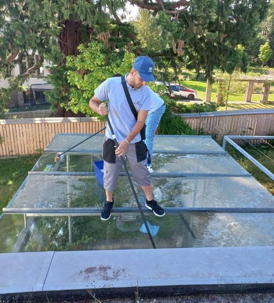 Mitarbeiter von Sarganser Reinigung Service reinigt ein Glasdach