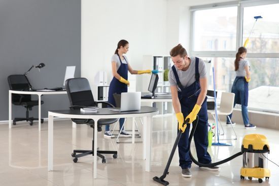 Reinigungskräfte putzen ein Büro