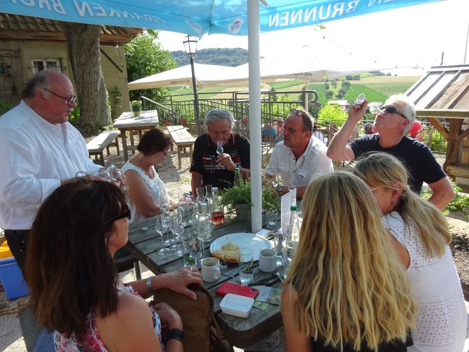 Gruppe von Menschen in der Brennerei