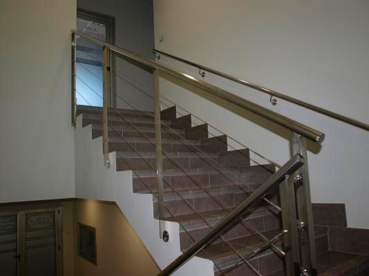 Un conjunto de escaleras con barandilla de acero inoxidable.