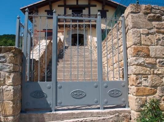 Una casa con escaleras y una puerta que conduce a ella.